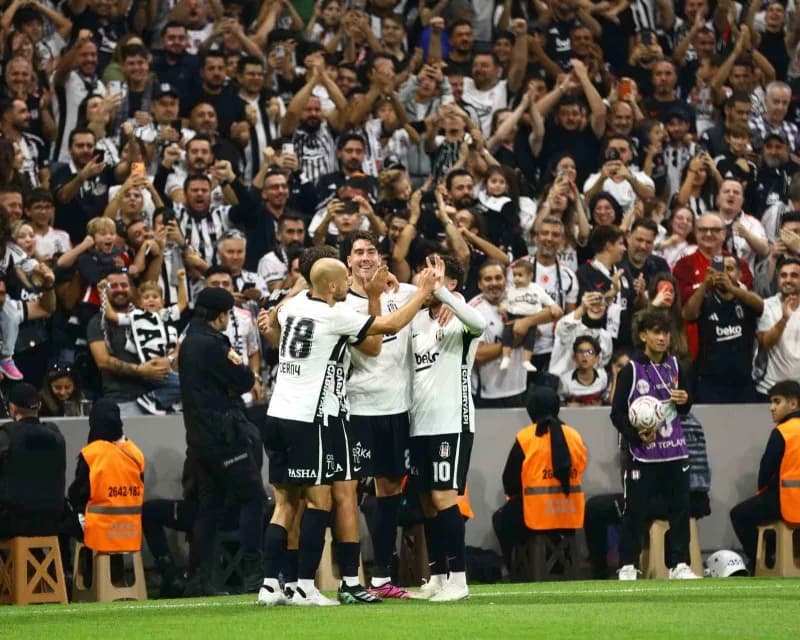 Beşiktaş, Trendyol Süper Lig'in 7. Haftasında Kocaelispor'u konuk ediyor. Müsabakanın ilk yarısı siyah-beyazlıların 2-1'