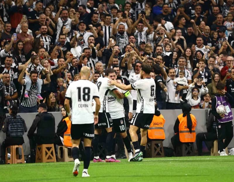 Beşiktaş, Trendyol Süper Lig'in 7. Haftasında Kocaelispor'u konuk ediyor. Müsabakanın ilk yarısı siyah-beyazlıların 2-1'