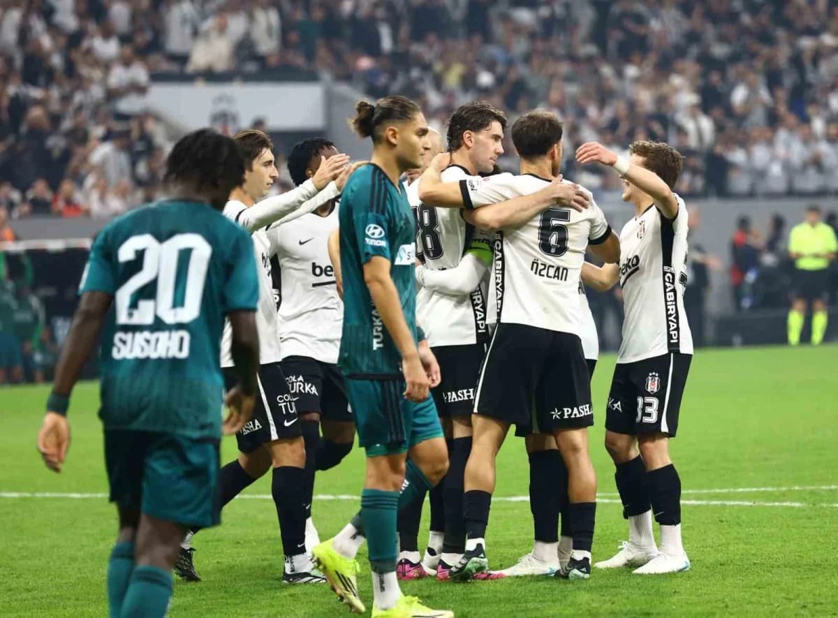 Beşiktaş ve Kocaelispor futbolcuları Trendyol Süper Lig maçında mücadele ediyor