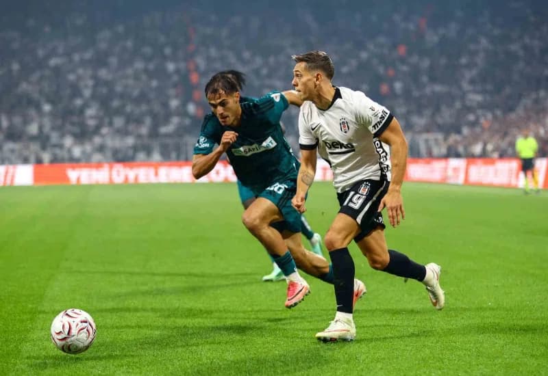 Beşiktaş, Trendyol Süper Lig'in 7. Haftasında Kocaelispor'u konuk ediyor. Müsabakanın ilk yarısı siyah-beyazlıların 2-1'