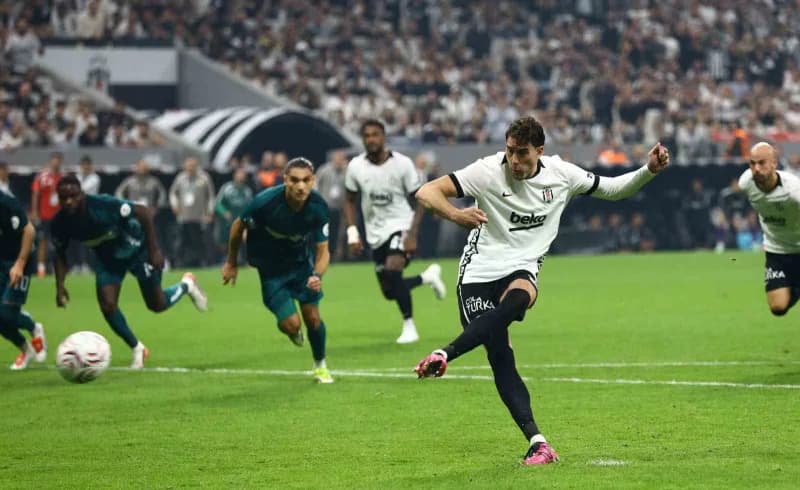 Beşiktaş, Trendyol Süper Lig'in 7. Haftasında Kocaelispor'u konuk ediyor. Müsabakanın ilk yarısı siyah-beyazlıların 2-1'