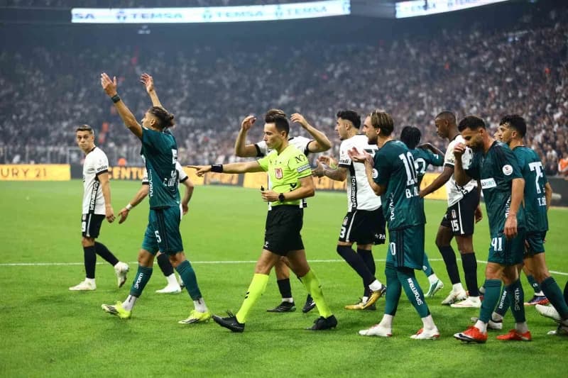 Beşiktaş, Trendyol Süper Lig'in 7. Haftasında Kocaelispor'u konuk ediyor. Müsabakanın ilk yarısı siyah-beyazlıların 2-1'