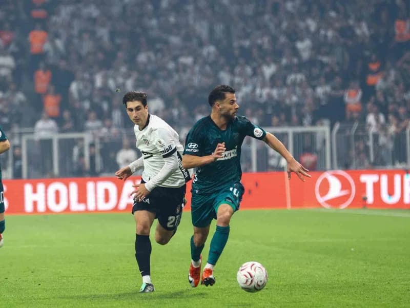 Beşiktaş, Trendyol Süper Lig'in 7. Haftasında Kocaelispor'u konuk ediyor. Müsabakanın ilk yarısı siyah-beyazlıların 2-1'
