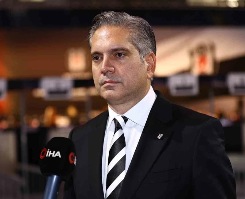 Beşiktaş Yönetim Kurulu Üyesi Orhan Özalp açıklama yaparken