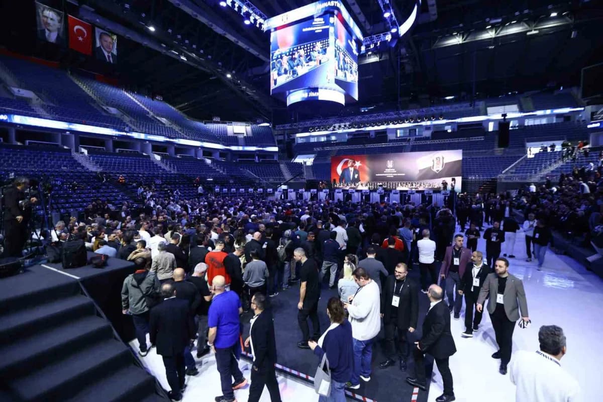 Beşiktaş’ın olağanüstü seçimli genel kurul toplantısı Sinan Erdem Spor Salonu’nda yapılıyor