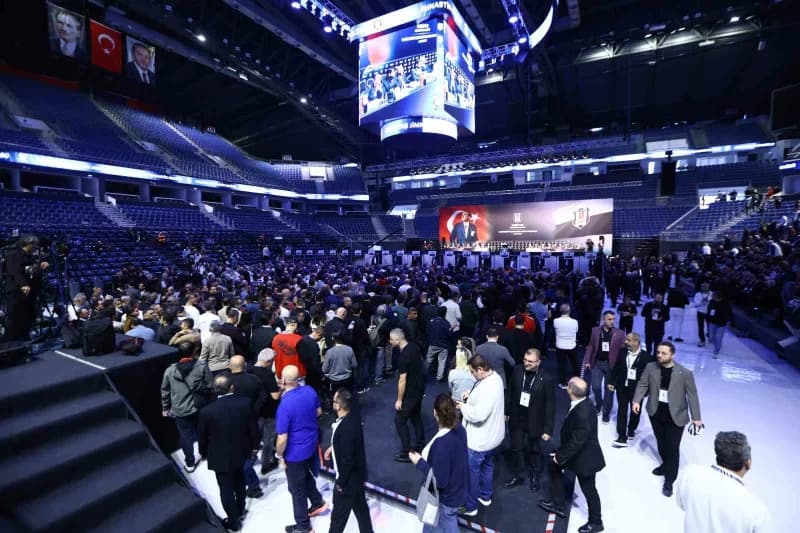 Beşiktaş’ın olağanüstü seçimli genel kurul toplantısı Sinan Erdem Spor Salonu’nda yapılıyor
