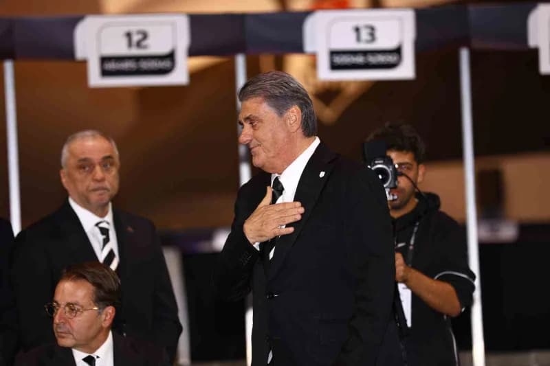Beşiktaş Olağanüstü Seçimli Genel Kurul Toplantısı'nda Serdal Adalı, 3 bin 815 oyla yeniden başkanlığına seçildi.