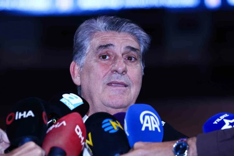 Beşiktaş Olağanüstü Seçimli Genel Kurul Toplantısı'nda Serdal Adalı, 3 bin 815 oyla yeniden başkanlığına seçildi.