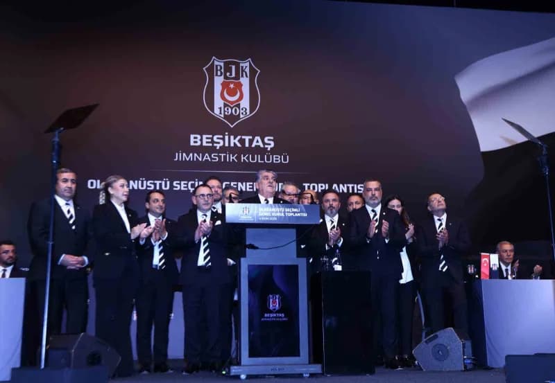 Beşiktaş Olağanüstü Seçimli Genel Kurul Toplantısı'nda Serdal Adalı, 3 bin 815 oyla yeniden başkanlığına seçildi.