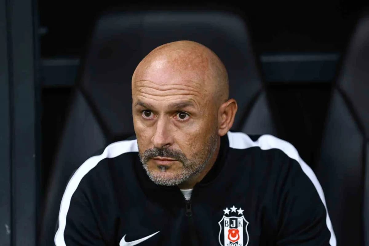 Beşiktaş Teknik Direktörü Vincenzo Italiano, Kocaelispor maçında takımını yönlendirirken