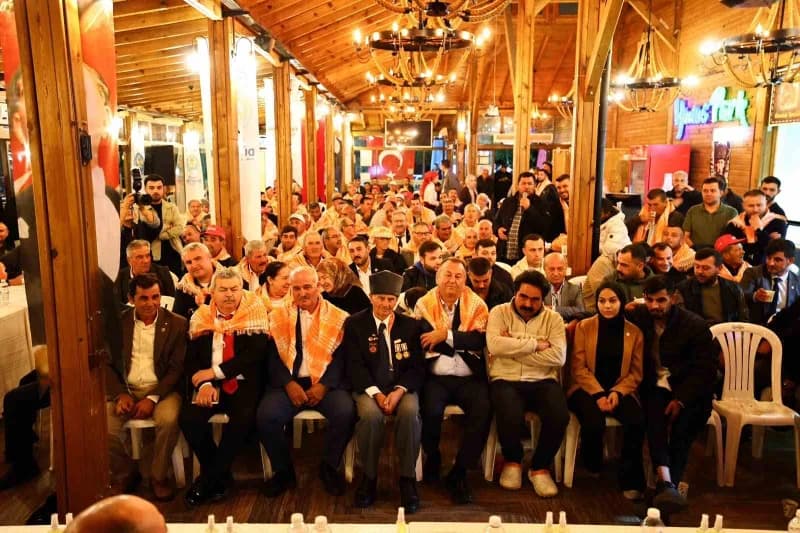 Manisa Büyükşehir Belediye Başkanı Besim Dutlulu, Yuntdağı bölgesinde mahalle muhtarları ve vatandaşlarla bir araya gele