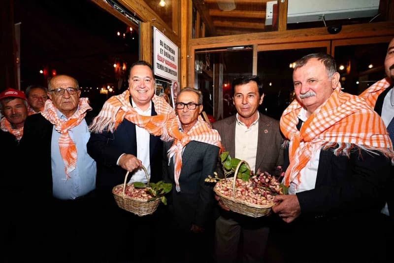 Manisa Büyükşehir Belediye Başkanı Besim Dutlulu, Yuntdağı bölgesinde mahalle muhtarları ve vatandaşlarla bir araya gele