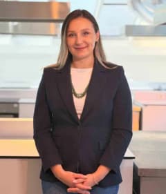 Çocukların sağlıklı beslenme çantasında dengeli yiyecekler ve su şişesi yer alıyor