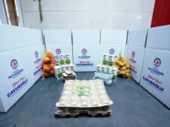 Denizli Büyükşehir Belediyesi tarafından hazırlanan beslenme desteği paketleri çocuklara ulaştırılıyor
