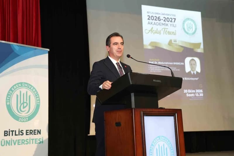 Bitlis Valisi Ahmet Karakaya da konuşmasında yeni akademik yılın üniversite camiası ve öğrenciler iç