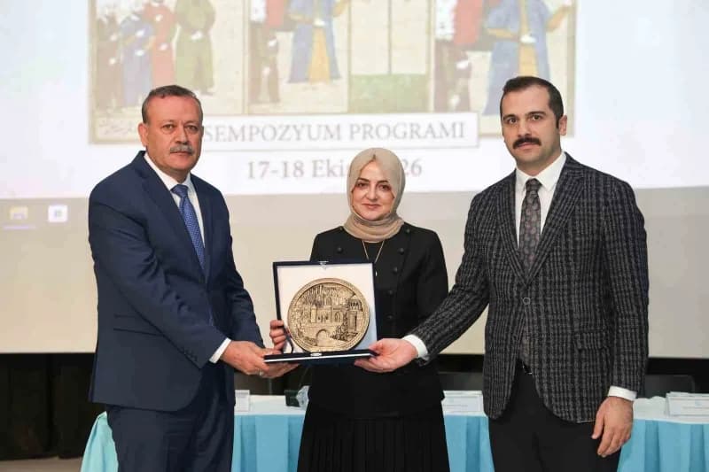 Konuşmacılara plaket takdim edildi