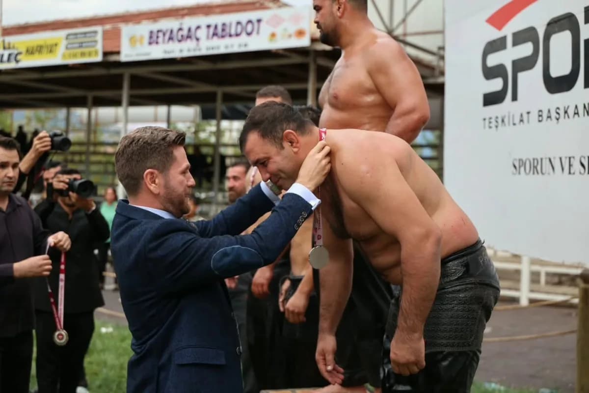 Beyağaç Belediyesi tarafından bu yıl 15'incisi düzenlenen Geleneksel Hüseyin Çokal Yağlı Pehlivan Güreşleri, yoğun katıl