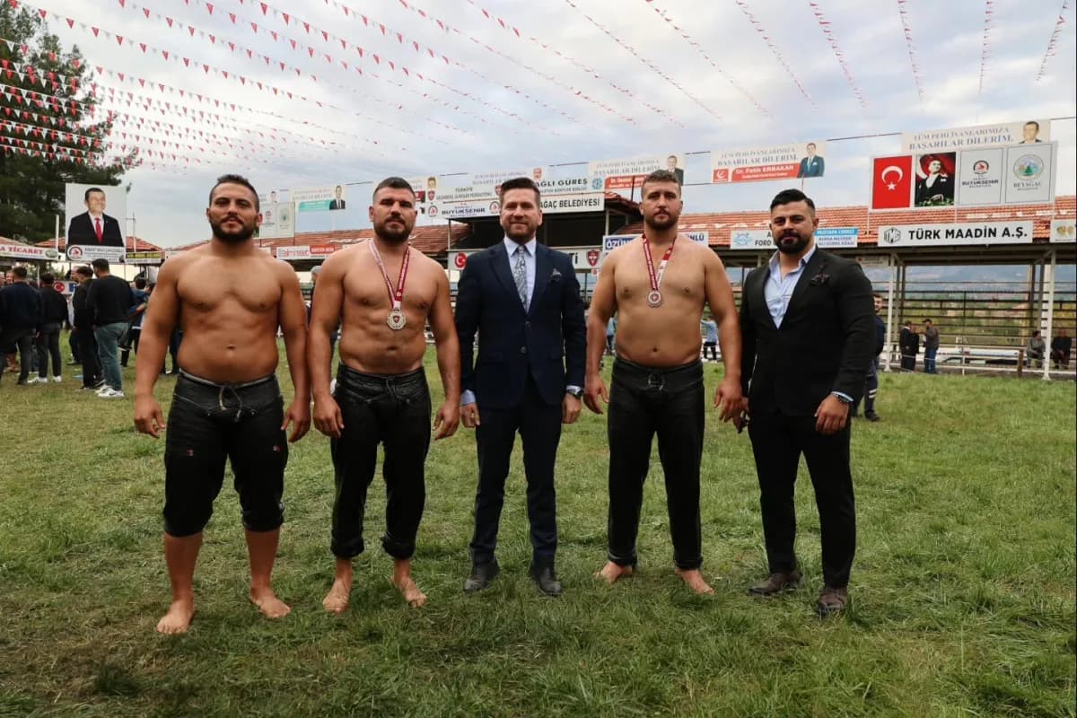 Beyağaç Hüseyin Çokal Yağlı Pehlivan Güreşleri'nde er meydanında mücadele eden pehlivanlar