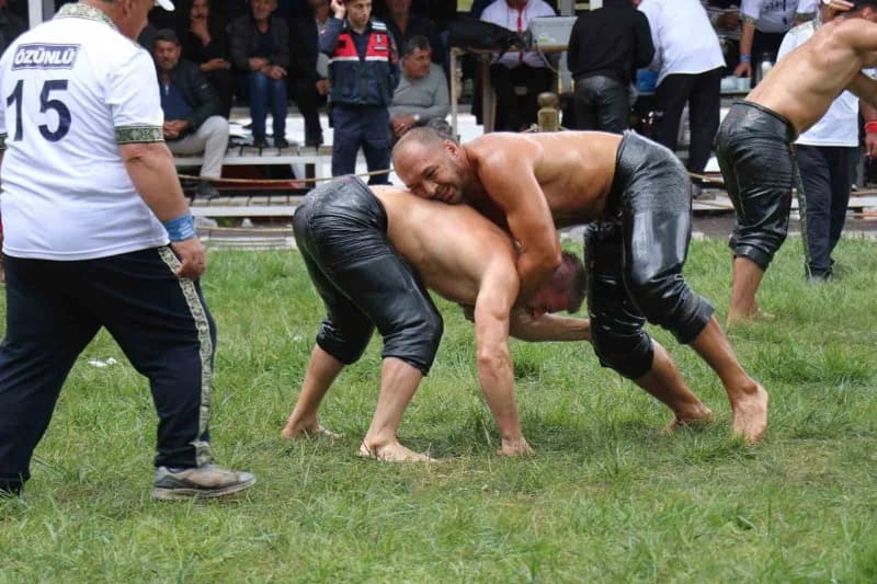 Beyağaç Belediyesi tarafından bu yıl 15'incisi düzenlenen Geleneksel Hüseyin Çokal Yağlı Pehlivan Güreşleri, yoğun katıl