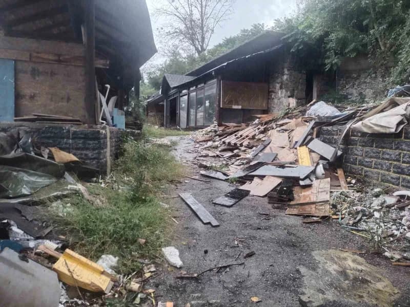 Beykoz Çubuklu’da riskli alan ilan edilip boşaltılan dükkanın önünde duran Murat Metin Yıldız