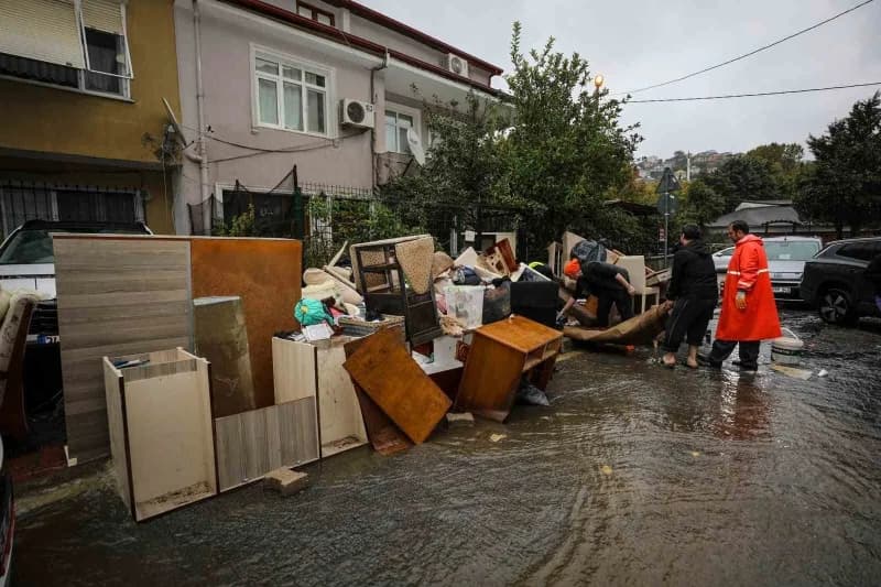 Beykoz, metrekareye 270 kilogramla tarihinin en yoğun yağışını aldı. Beykoz Belediyesi 100’ün üzerinde araç ve 580’e yak