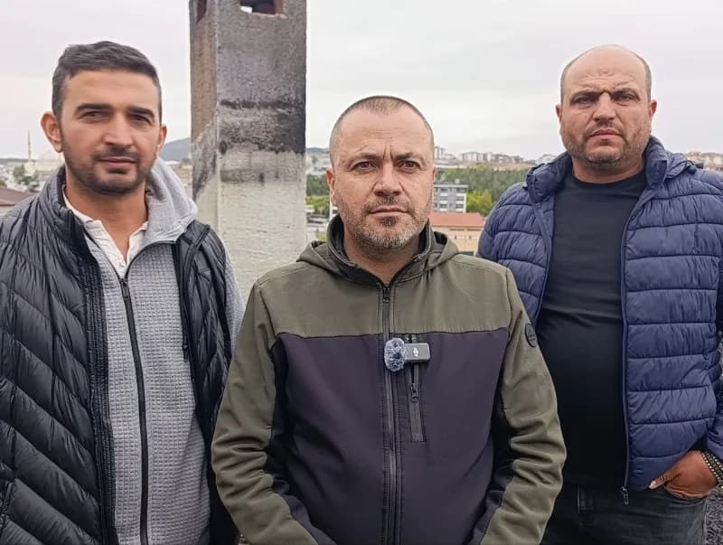 Yangının çıktığı Çevik Konakları Apartmanı Yöneticisi Mehmet Arıaslan (Ortada), mağduriyet yaşadıklarını ifade ederek, k