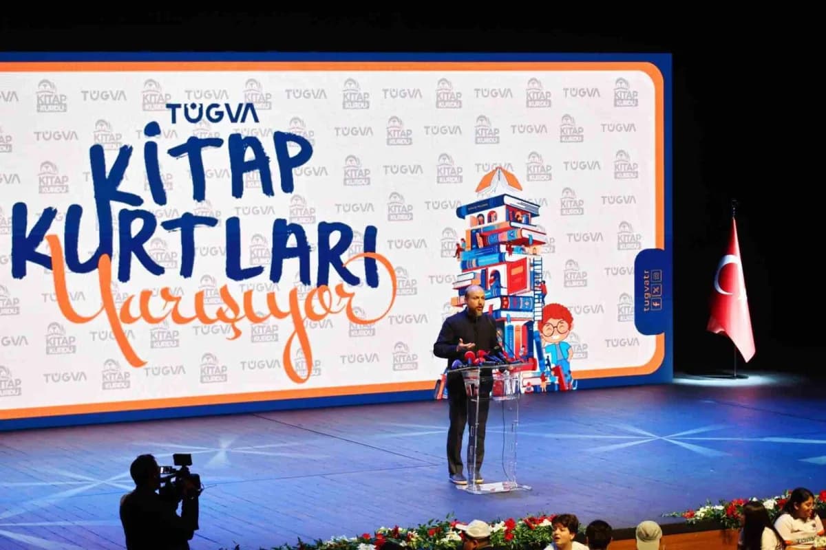 Gaziantep’te TÜGVA Kitap Kurdu Türkiye projesi lansmanında konuşan Bilal Erdoğan ve protokol üyeleri
