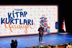 Gaziantep’te TÜGVA Kitap Kurdu Türkiye projesi lansmanında konuşan Bilal Erdoğan ve protokol üyeleri