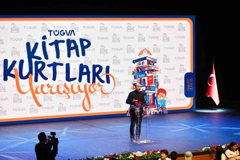 Gaziantep’te TÜGVA Kitap Kurdu Türkiye projesi lansmanında konuşan Bilal Erdoğan ve protokol üyeleri