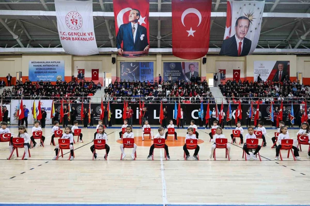 Bilecik’te Cumhuriyetimizin kuruluşunun 103'ünci yıl dönümü, İstasyon Spor Salonu’nda düzenlenen tör