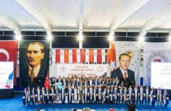 Bilecik Şeyh Edebali Üniversitesi 2026-2027 Akademik Açılış ve Cübbe Giyme Töreni sırasında akademisyenler cübbe giyerke