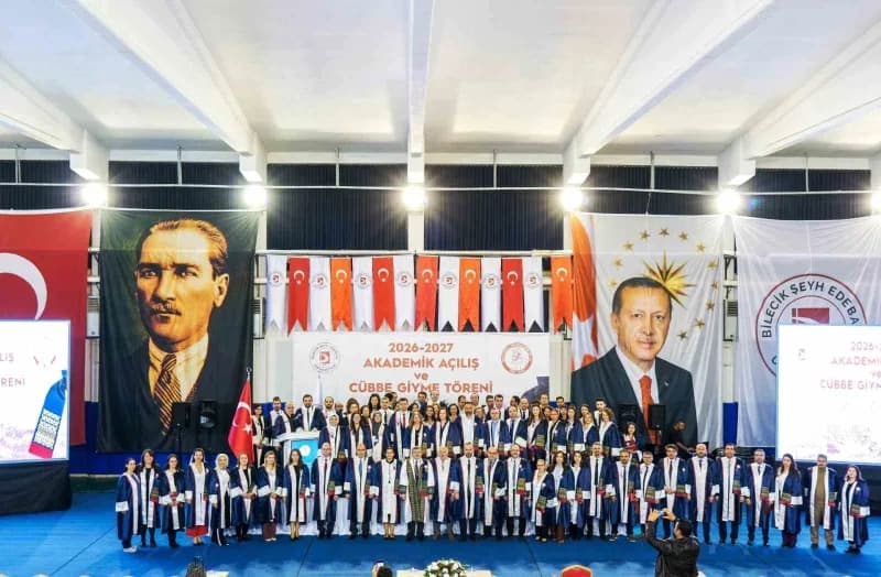 Bilecik Şeyh Edebali Üniversitesi 2026-2027 Akademik Açılış ve Cübbe Giyme Töreni sırasında akademisyenler cübbe giyerke