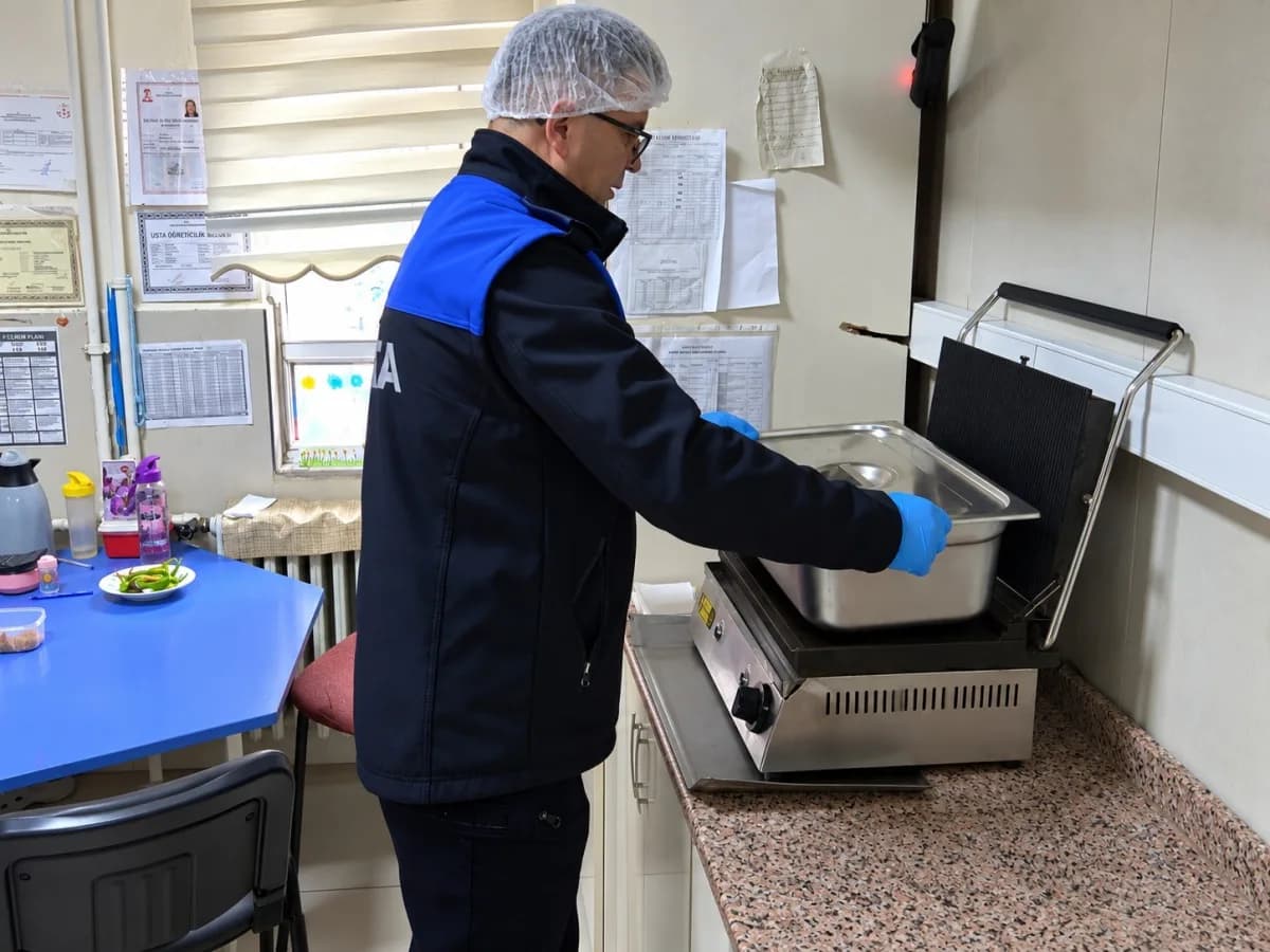 Bilecik Belediyesi Zabıta Müdürlüğü ile Ruhsat Müdürlüğü işbirliğinde okul kantinlerinde kapsamlı denetimler yapılırken,