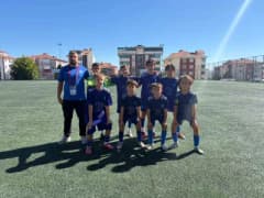 Bilecik U12 Gençler Ligi maçından genç futbolcular sahada mücadele ediyor
