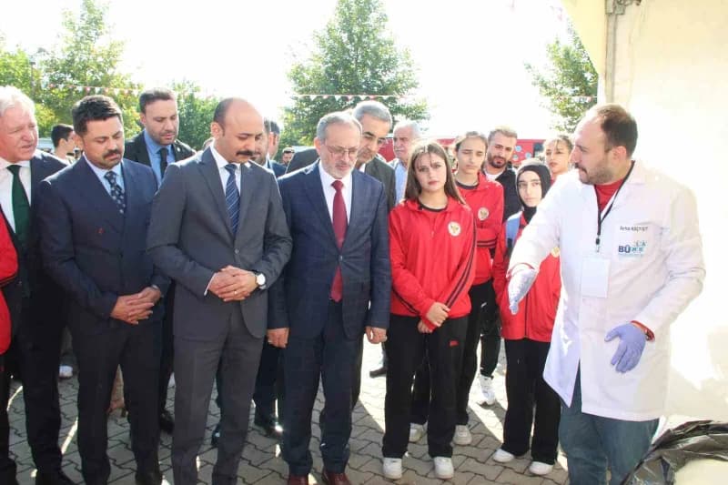 Bingöl’de düzenlenen Bilimfest’te öğrenciler robotik ve yapay zeka projelerini inceliyor