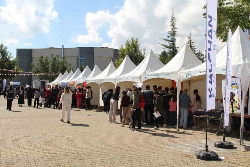 Bingöl'de TÜBİTAK 4007 Bilim Şenlikleri Destekleme Programı kapsamında düzenlenen "Fikirden Geleceğe: Mühendislik ve Tek