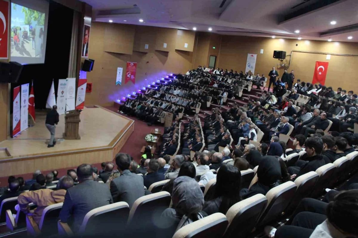Bingöl'de TÜBİTAK 4007 Bilim Şenlikleri Destekleme Programı kapsamında düzenlenen "Fikirden Geleceğe: Mühendislik ve Tek
