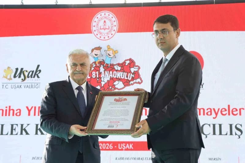 Türk Devletleri Teşkilatı Aksakallar Konseyi Başkanı Binali Yıldırım ve Uşak Valisi Serdar Kartal.