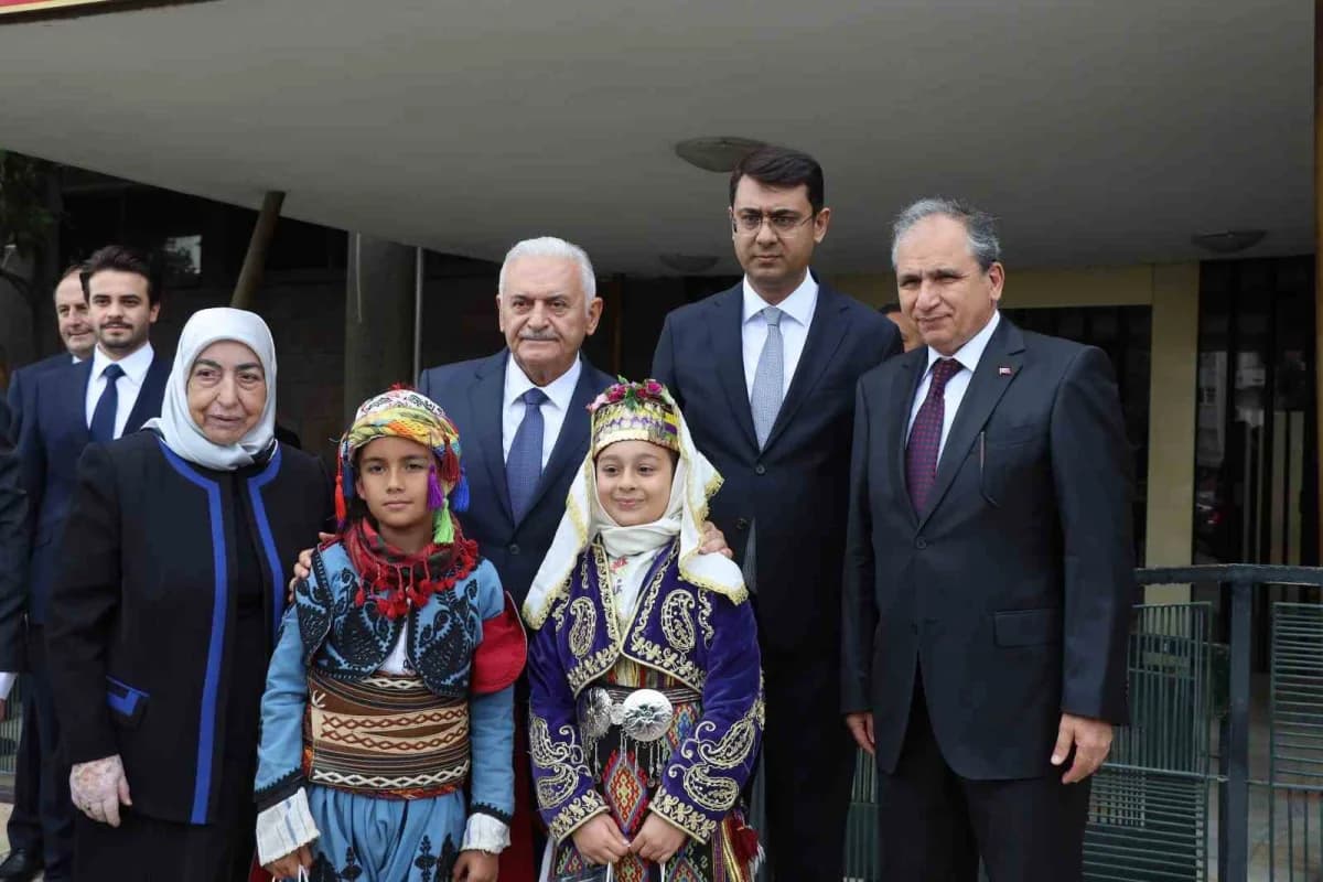 Binali Yıldırım ve protokol üyeleri Uşak'ta Şükrü Özdilek Kızılay Anaokulu açılışında kurdele keserken