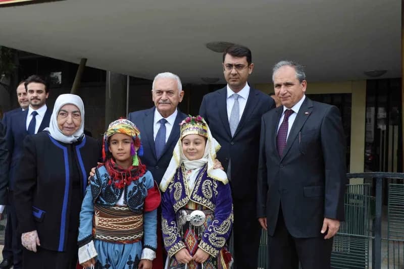 Binali Yıldırım ve protokol üyeleri Uşak'ta Şükrü Özdilek Kızılay Anaokulu açılışında kurdele keserken