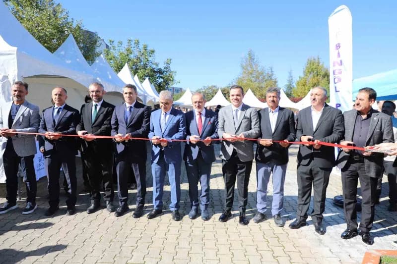 Bingöl Bal Yarışması ve Bal Şenliği etkinliğinden katılımcılar ve bal ürünleri