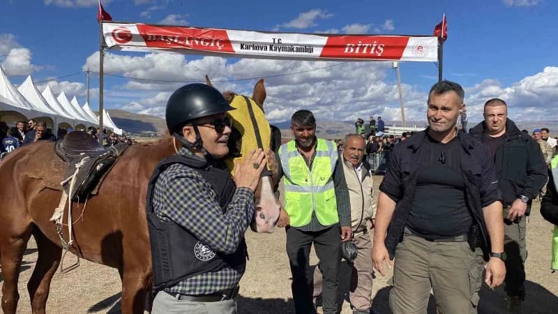 Bingöl'ün Karlıova ilçesinde düzenlenen 4. Geleneksel Toklular At Yarışları, 40 yarışmacının katılımıyla gerçekleştirild
