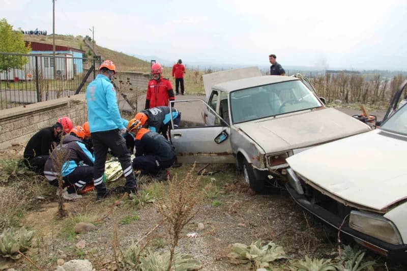 Bingöl'de 170 personelin katılımıyla düzenlenen deprem tatbikatı gerçeği aratmadı.