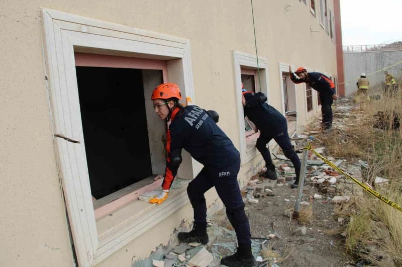 Bingöl'de 170 personelin katılımıyla düzenlenen deprem tatbikatı gerçeği aratmadı.