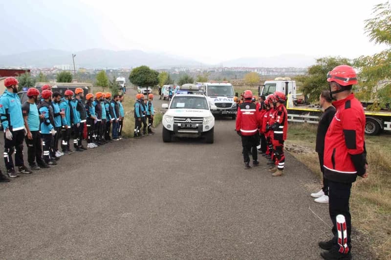 Bingöl'de 170 personelin katılımıyla düzenlenen deprem tatbikatı gerçeği aratmadı.