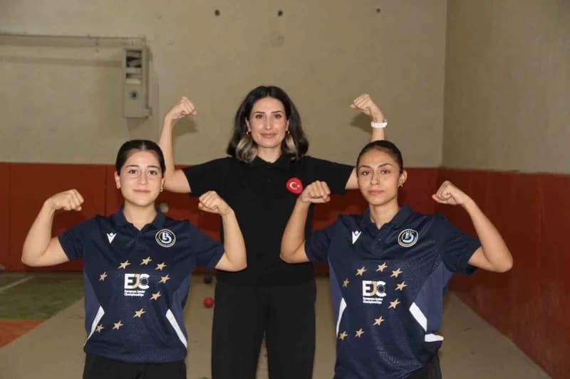Bingöl Belediye Yaşam Spor Kulübü’nde antrenman yapan şampiyon bocce sporcuları Elif Aday ve Zilan Atilla