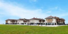 Biruni Üniversitesi kampüsünde akademik binalar ve öğrenciler