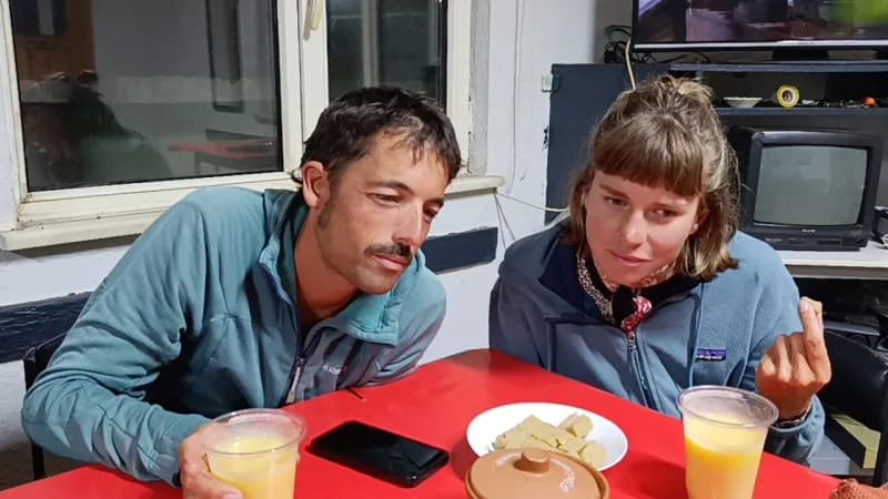 İsviçreli bisikletçiler Bilecik Gümüşdere köyünde köylülerle sohbet ederken