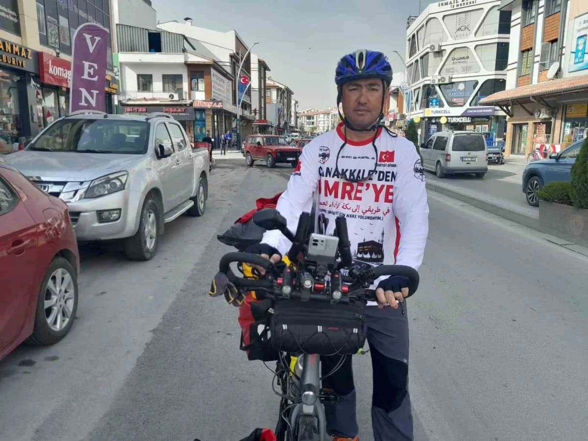 Murat Tecimen bisikletiyle Konya Karapınar’da mola verirken
