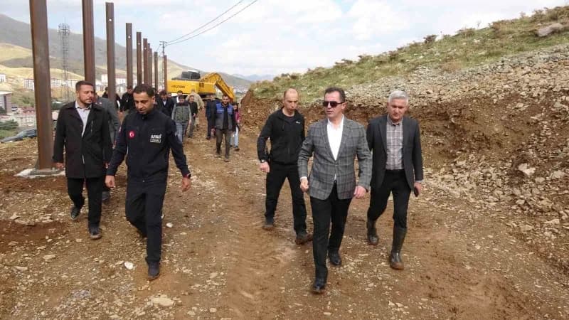 Bitlis Dideban Tepesi’nde çığ riskine karşı yapılan kar perdesi ve kar köprüsü çalışmaları